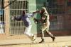 Un soldat zimbabwéen s'en prend à un homme dans une rue de Harare lors des manifestations du 1er aout 2018