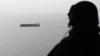 Ein Soldat der saudi-arabischen Militärallianz beobachtet ein Frachtschiff am strategisch wichtigen Punkt von al-Mandab