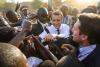 Ein Bad in der Menge in Ouagadougou – Emmanuel Macron während seiner ersten Afrika-Reise 2017. Schon in Burkina Faso machte der französische Präsident Andeutungen, die Restitution voranzutreiben.